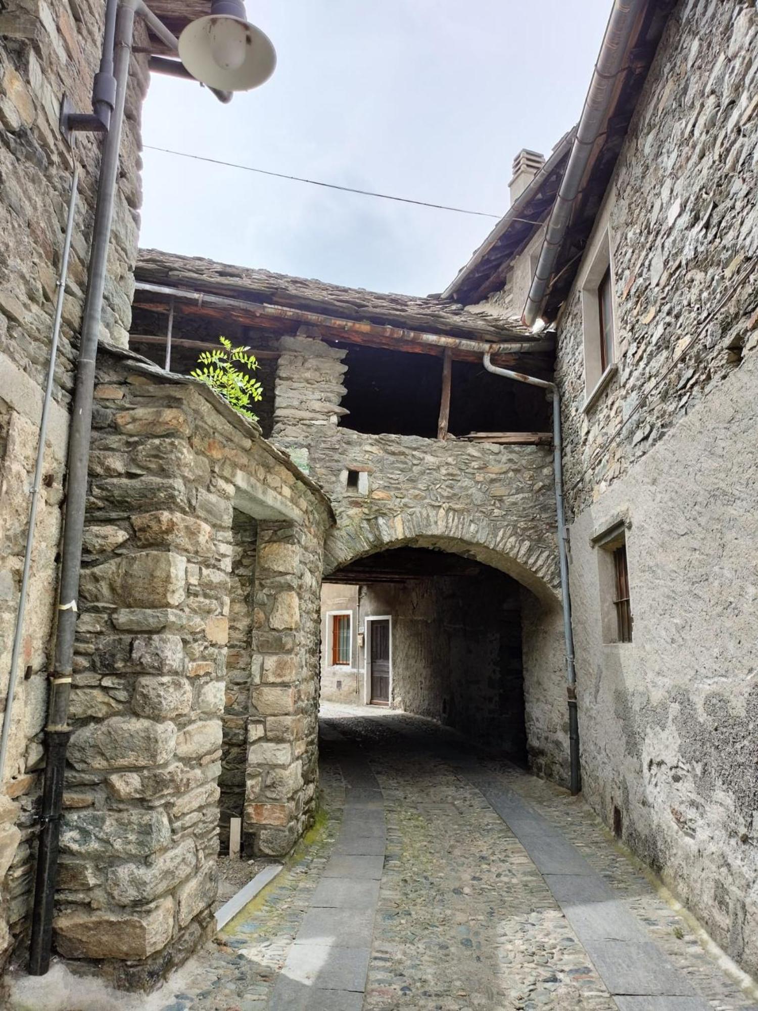 La Torre Colombaia - Monumento Del 1400 Lejlighed Arnad Eksteriør billede
