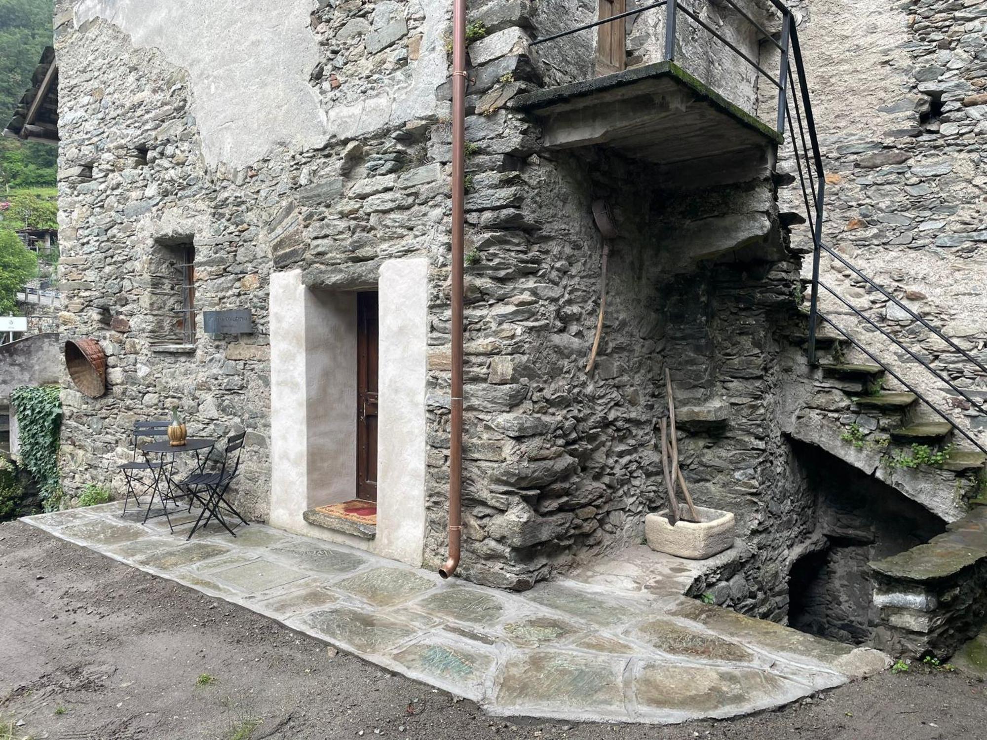 La Torre Colombaia - Monumento Del 1400 Lejlighed Arnad Eksteriør billede
